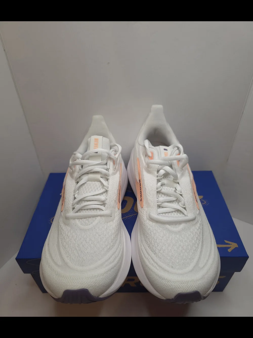 Size 8.5W Brooks Revel 9 white/cyber peach/purple